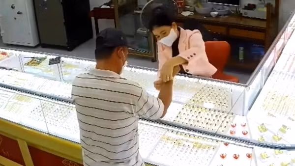 Bà chủ nhảy qua tủ kính chặn bắt tên cướp giật tiệm vàng