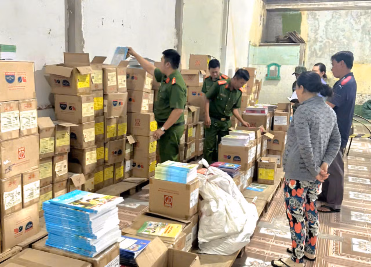 Khởi tố đối tượng mua bán sách giáo khoa giả trị giá tiền tỷ -0