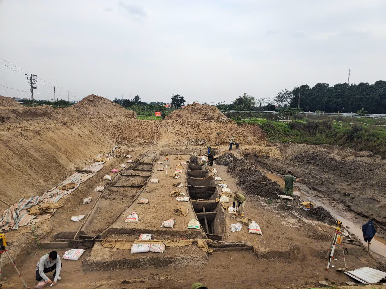 Chưa xác định 2 con thuyền khai quật ở Bắc Ninh có liên quan đến thành Luy Lâu -0