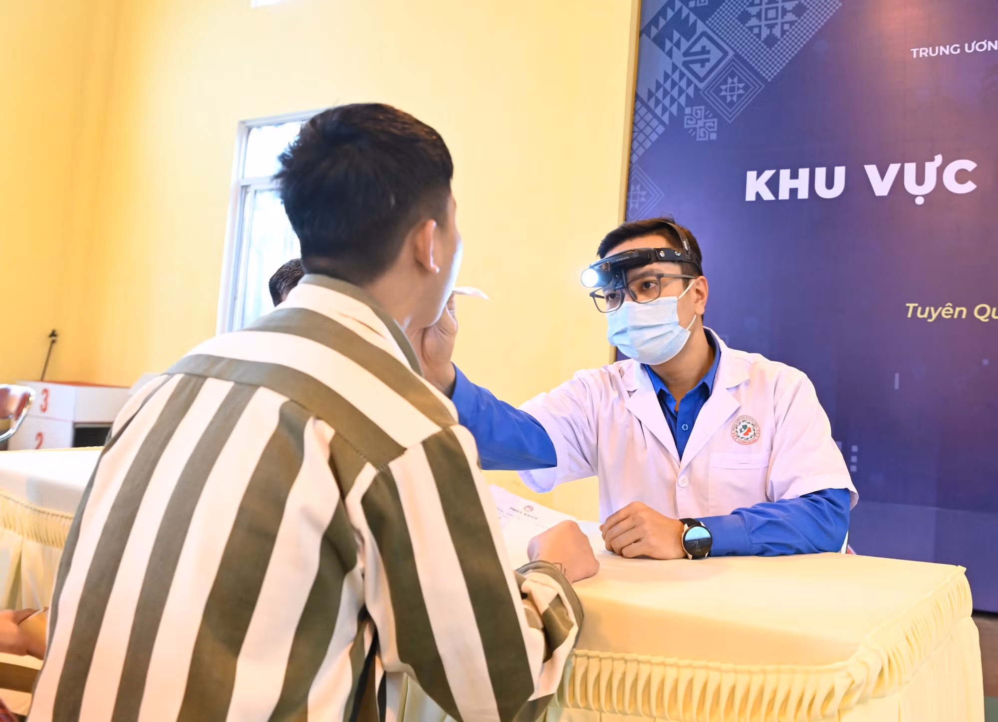 Bác sĩ khám bệnh cho phạm nhân.