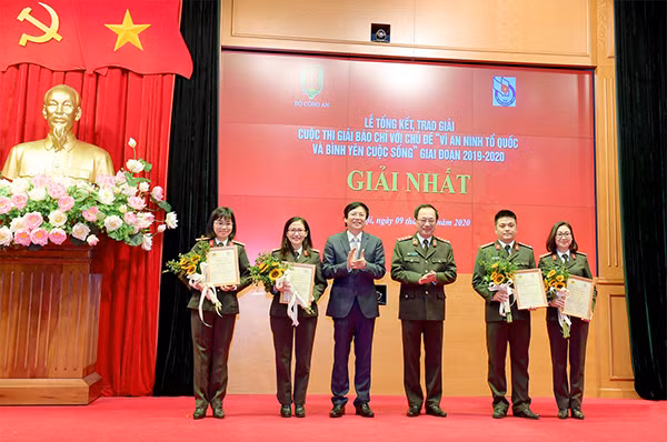 Thượng tướng Nguyễn Văn Thành, Ủy viên Trung ương Đảng, Thứ trưởng Bộ Công an, Trưởng ban tổ chức cuộc thi và đồng chí Hồ Quang Lợi, Phó Chủ tịch Thường trực Hội Nhà báo Việt Nam, đồng Trưởng ban tổ chức cuộc thi trao giải Nhất cho các tác giả. Thượng tướng Nguyễn Văn Thành, Ủy viên Trung ương Đảng, Thứ trưởng Bộ Công an, Trưởng ban tổ chức cuộc thi và đồng chí Hồ Quang Lợi, Phó Chủ tịch Thường trực Hội Nhà báo Việt Nam, đồng Trưởng ban tổ chức cuộc thi trao giải Nhất cho các tác giả.