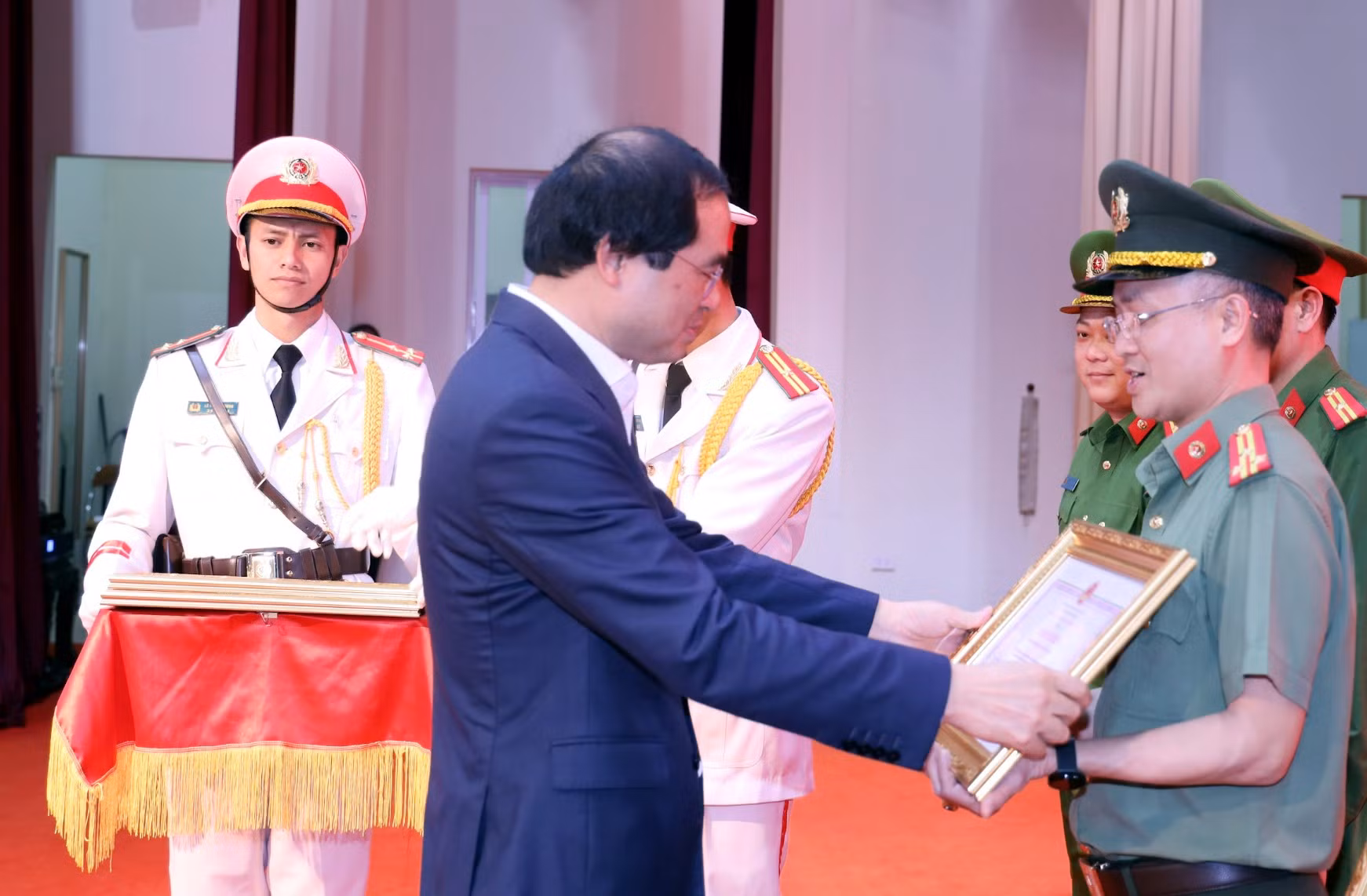 Khen thưởng&nbsp;đơn vị&nbsp;triệt phá đường dây đánh bạc do người Trung Quốc cầm đầu -1
