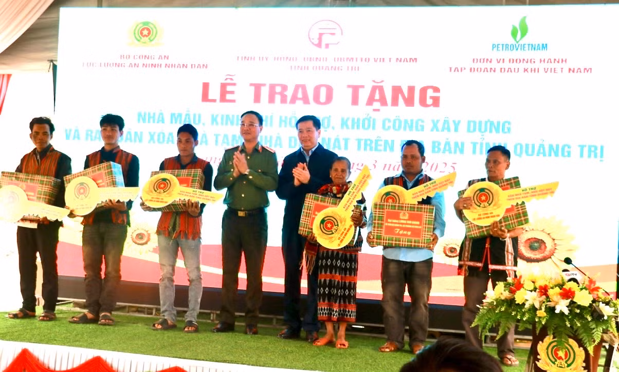 Khánh thành, bàn giao nhà mẫu cho người nghèo ở Quảng Trị -0