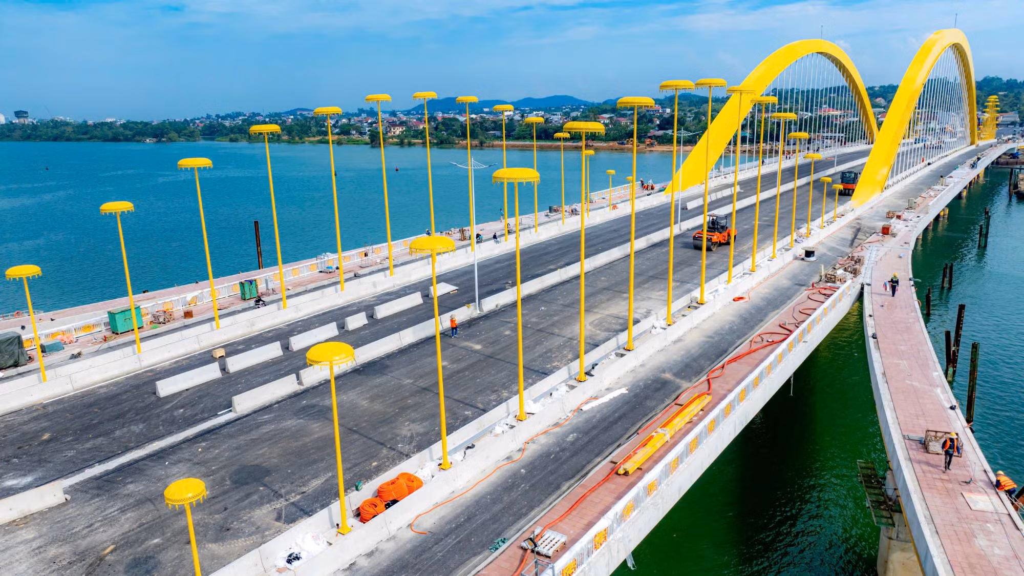 Độc đáo cầu vượt sông Hương nghìn tỷ với 64 “lọng vàng cung đình” -0