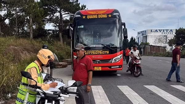 Xử lý hàng loạt xe khách đậu đỗ, đón trả khách không đúng quy định