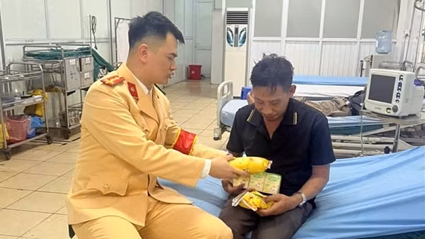 Ấm áp lá thư người dân cảm ơn CSGT Hà Nội đã hỗ trợ trong lúc hoạn nạn