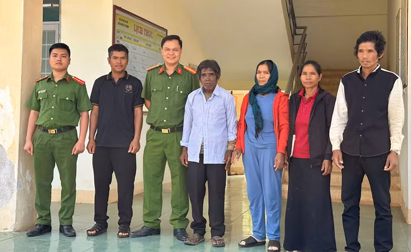 Công an xã giúp cụ ông đi lạc hơn 200km về nhà an toàn -0