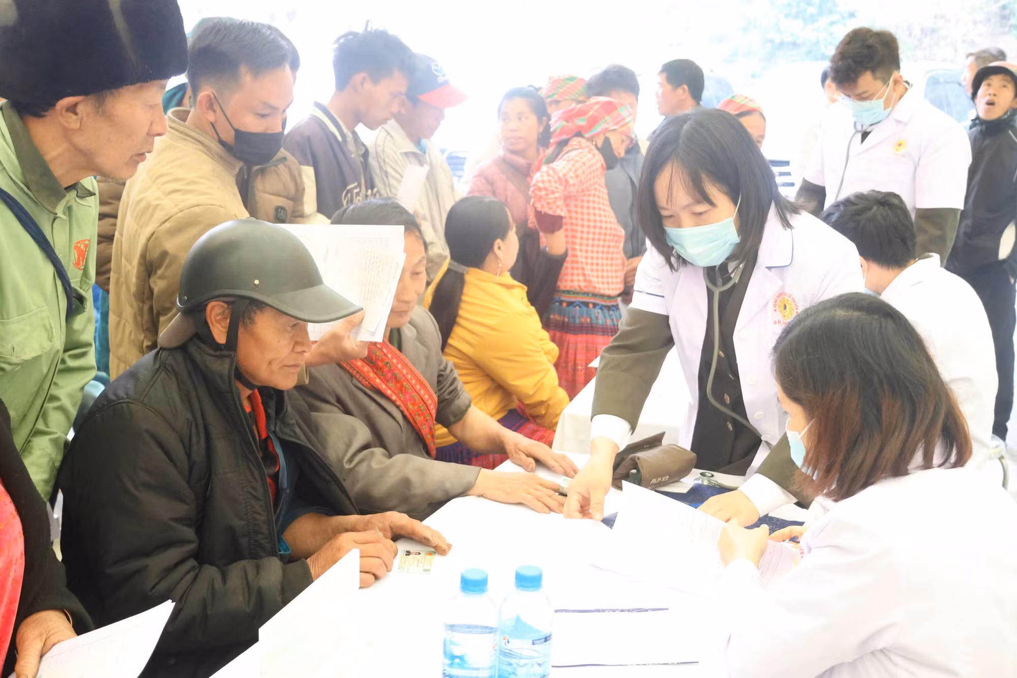 Khám bệnh miễn phí và trao quà cho bà con xã biên giới Thèn Chu Phìn tỉnh Hà Giang -0