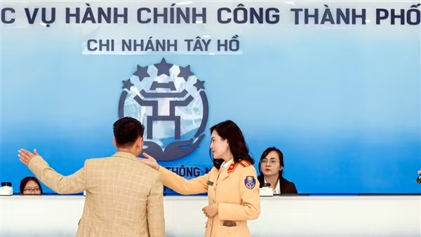 Triển khai điểm hỗ trợ người dân cấp, đổi giấy phép lái xe trực tuyến tại Hà Nội