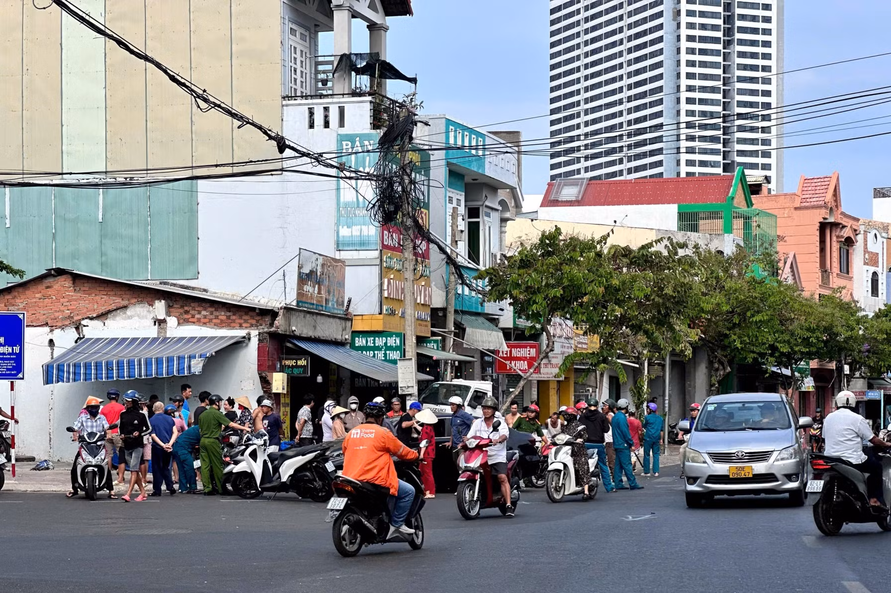Xe ô tô 5 chỗ gây tai nạn liên hoàn, tài xế không tỉnh táo, có mùi bia rượu -1