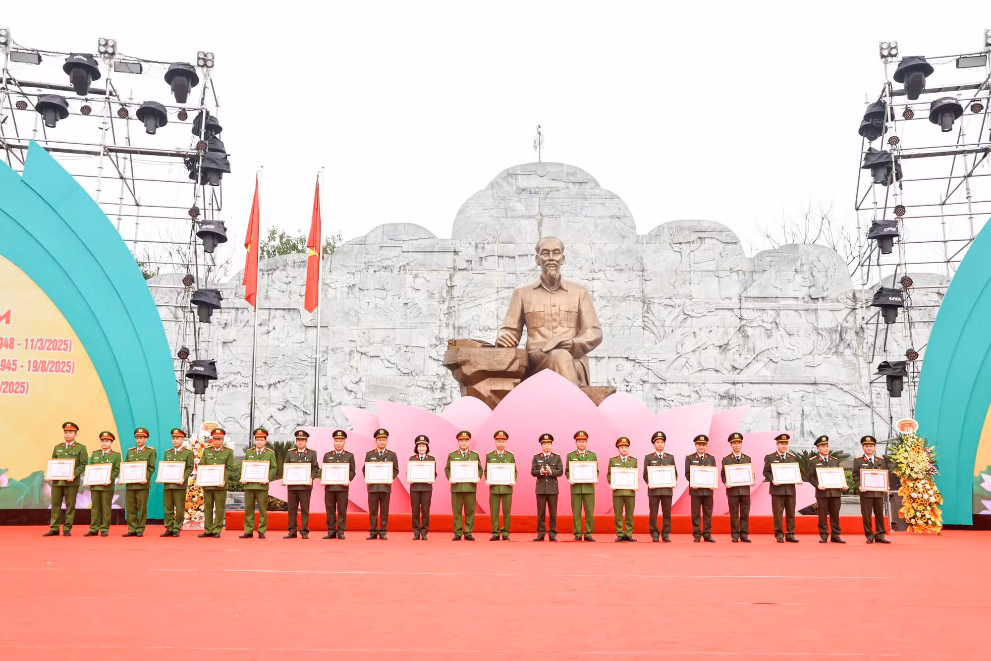 tập thể.jpg -0
