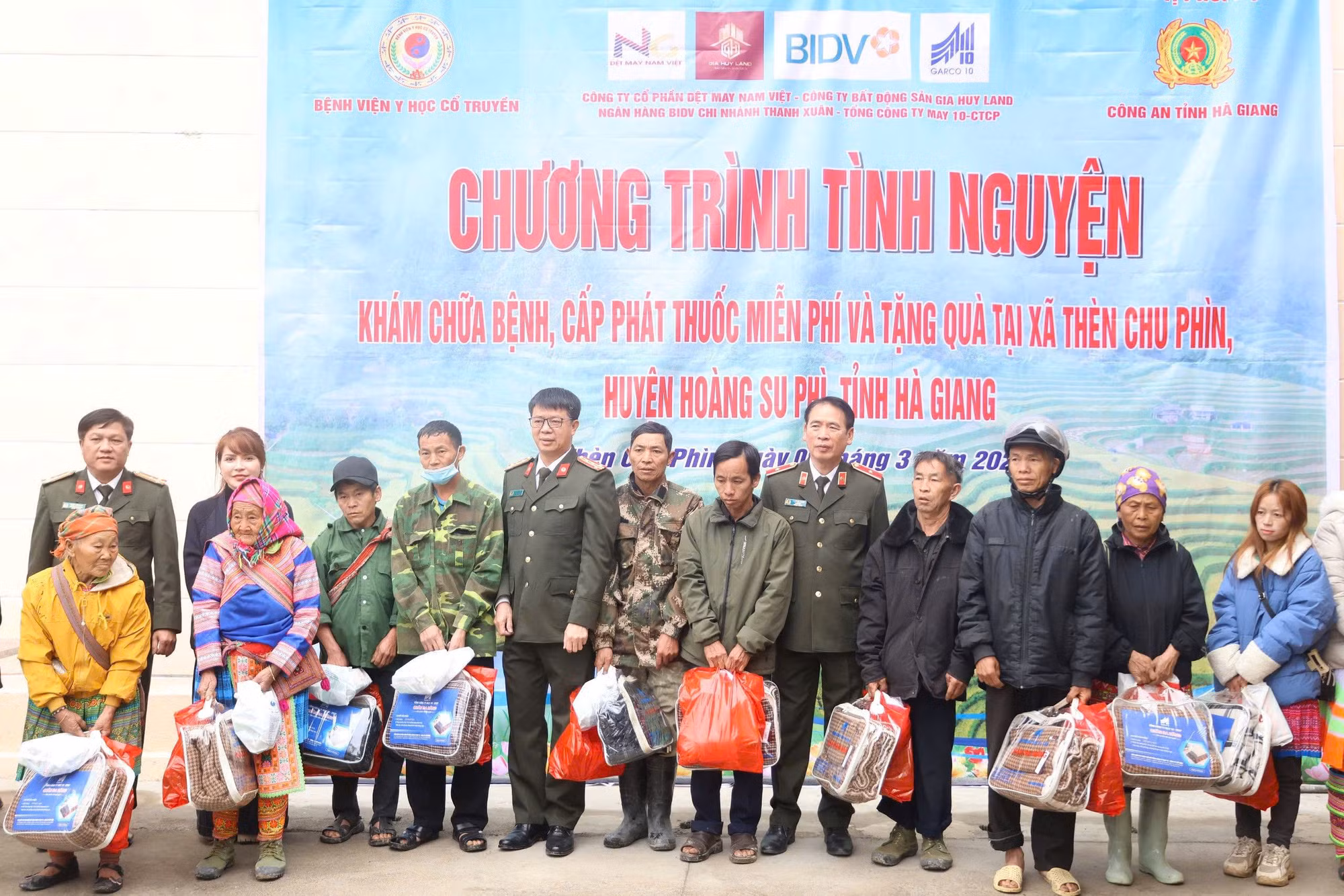 Khám bệnh miễn phí và trao quà cho bà con xã biên giới Thèn Chu Phìn tỉnh Hà Giang -0