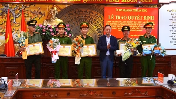 Khen thưởng Ban chuyên án triệt phá vụ rửa 2.000 tỷ đồng