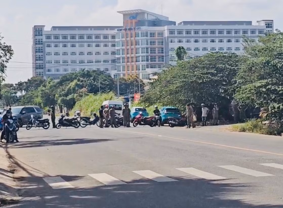 Huy động người di dời phương tiện vì sợ đám cháy cỏ lan sang -1