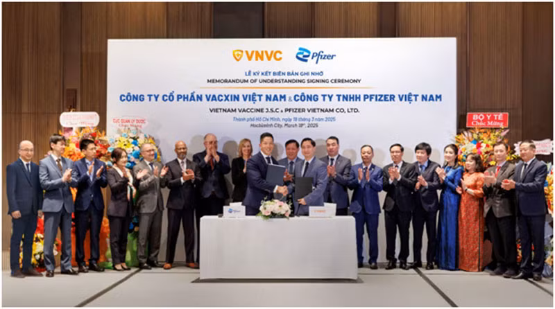 Pfizer và VNVC ký hợp tác chia sẻ kiến thức sản xuất vắc xin công nghệ cao -0