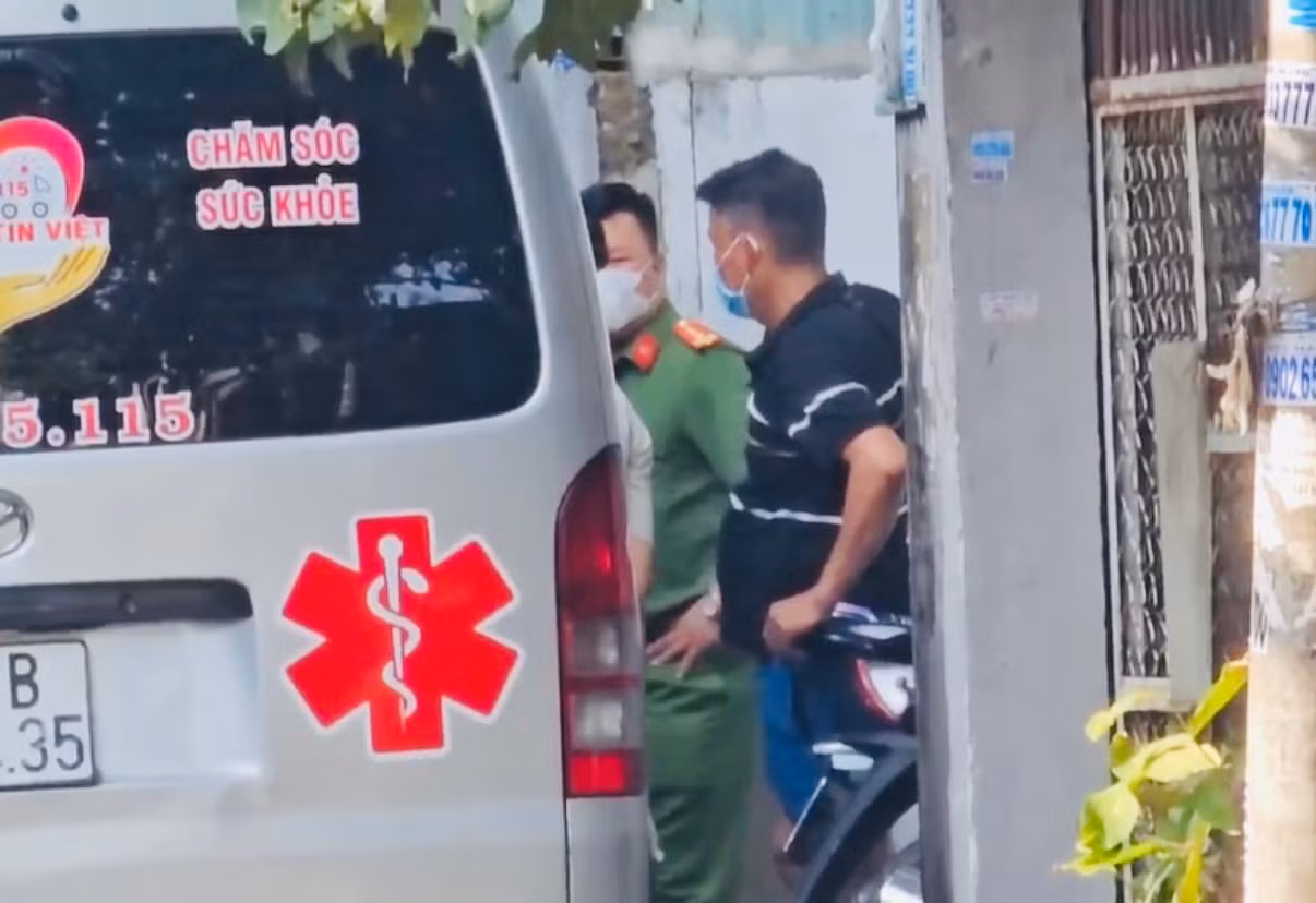 Dân trọ hoảng hốt khi phát hiện nam thanh niên tử vong bất thường trong phòng trọ. -0