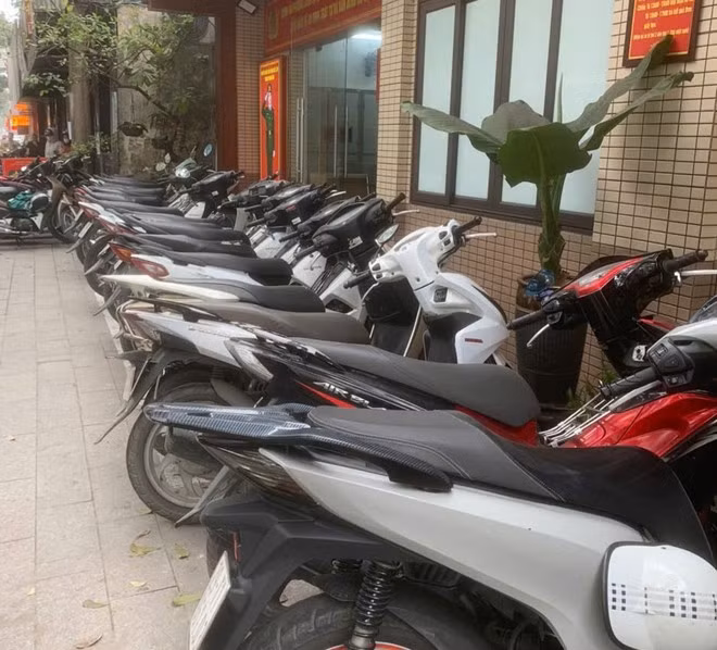 Triệt phá ổ nhóm trộm cắp, mua bán xe máy o Ha Noi -0