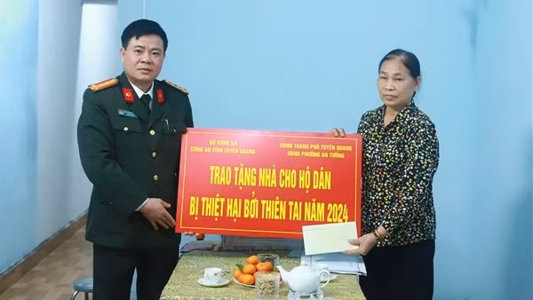 Trao tặng nhà cho người dân bị thiệt hại do thiên tai