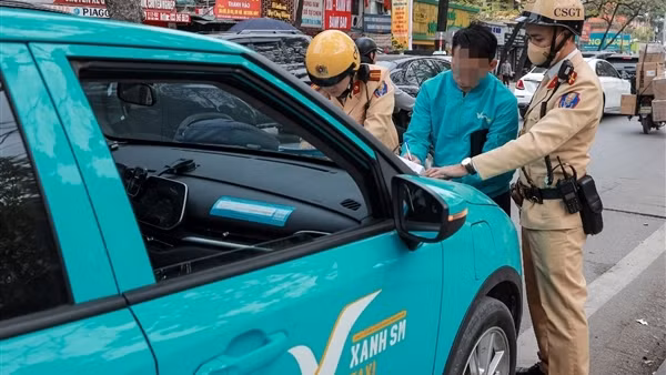Duy trì xử phạt nặng xe máy đi lên vỉa hè, ô tô dừng đỗ bát nháo