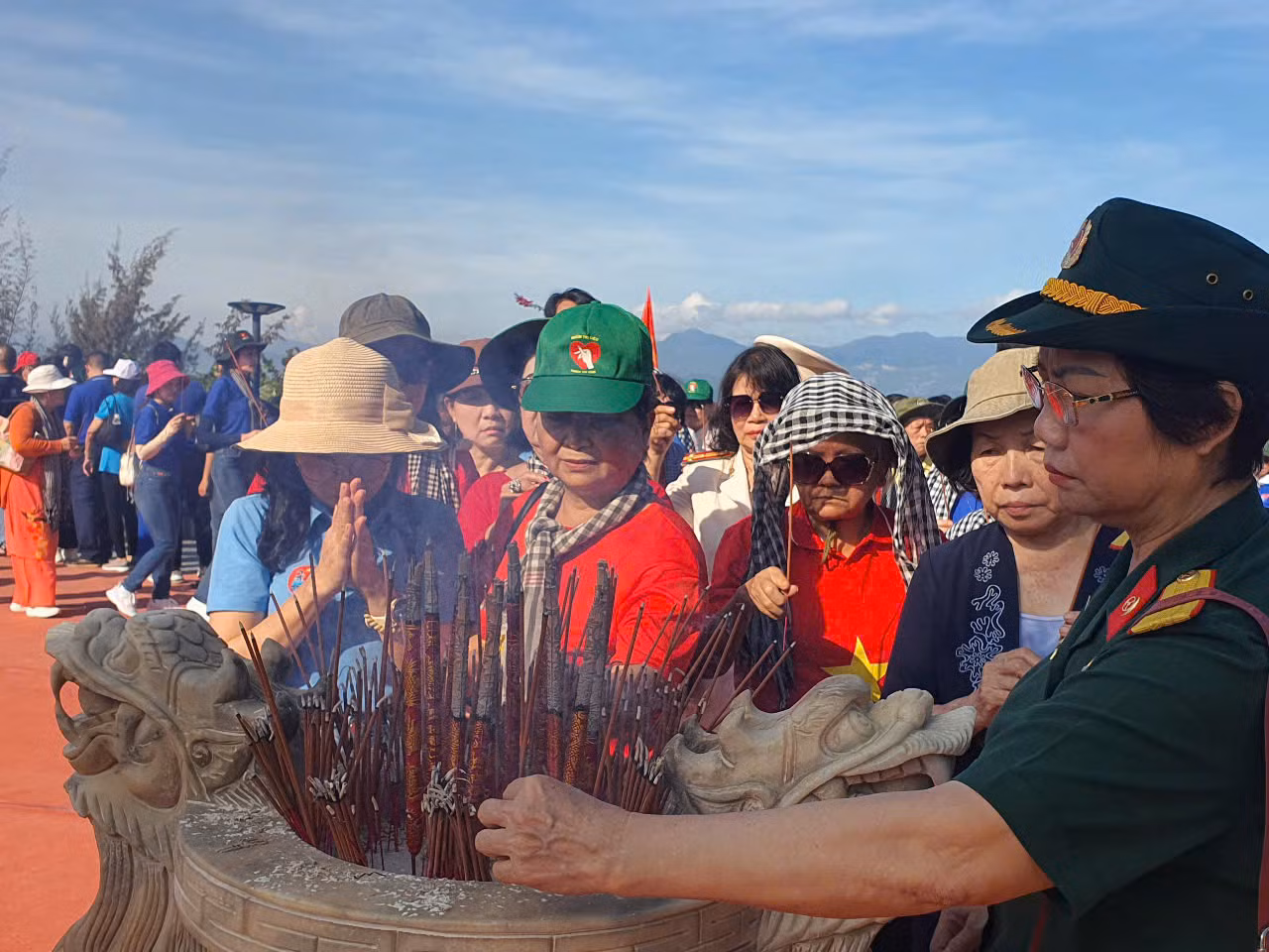 Hàng ngàn người dâng hương tưởng niệm 64 liệt sĩ Gạc Ma -0