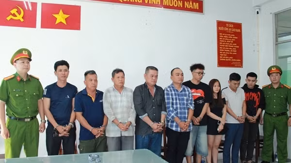 Khởi tố, bắt tạm giam 9 bị can trong vụ “khiêng quan tài diễu phố”