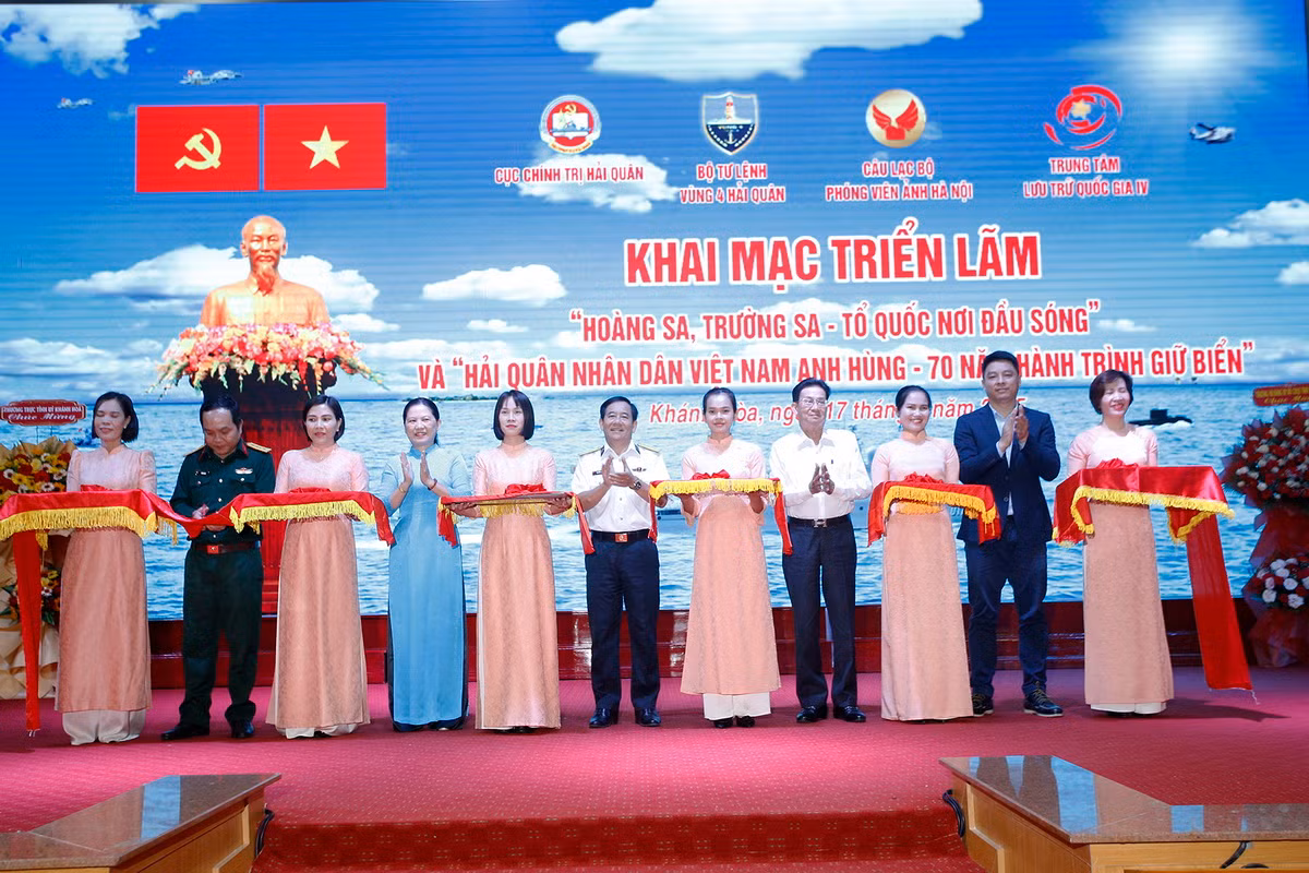  Triển lãm “Hoàng Sa, Trường Sa - Tổ quốc nơi đầu sóng” -0