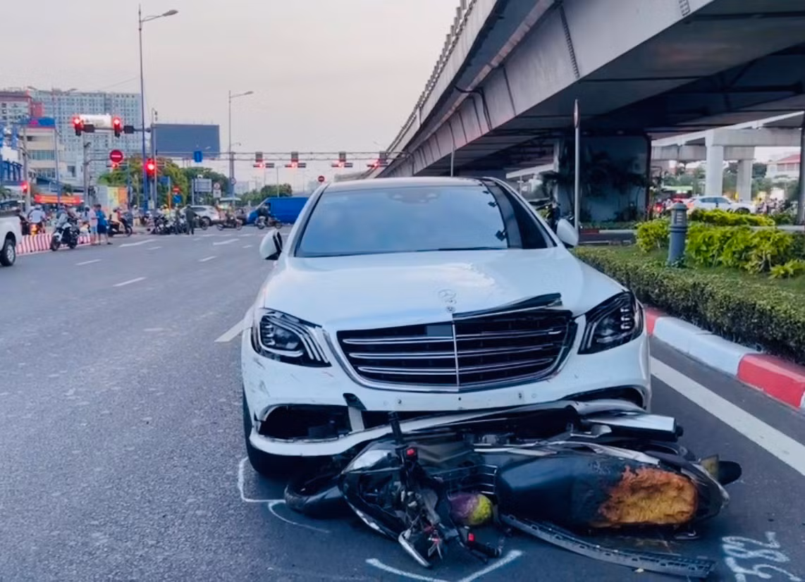 Nữ tài xế xe Mercedes bật khóc khi tông hàng loạt xe máy dừng đèn đỏ -0