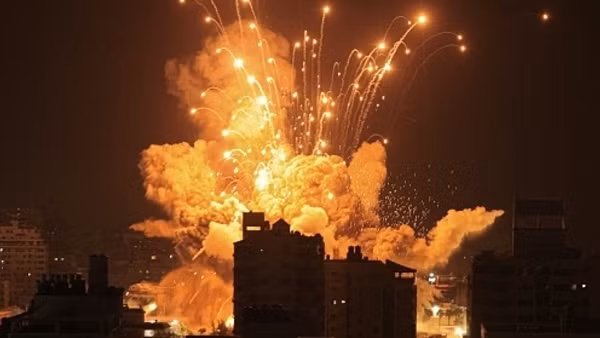 Israel không kích dữ dội, Dải Gaza chìm trong lửa khói