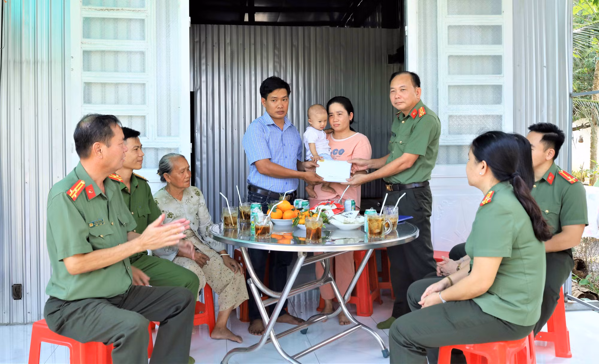 CBCS Công an Hậu Giang góp tiền hỗ trợ đồng đội điều trị bệnh cho con -0