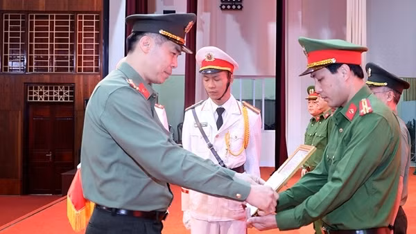 Khen thưởng&nbsp;các đơn vị&nbsp;triệt phá đường dây đánh bạc do người Trung Quốc cầm đầu