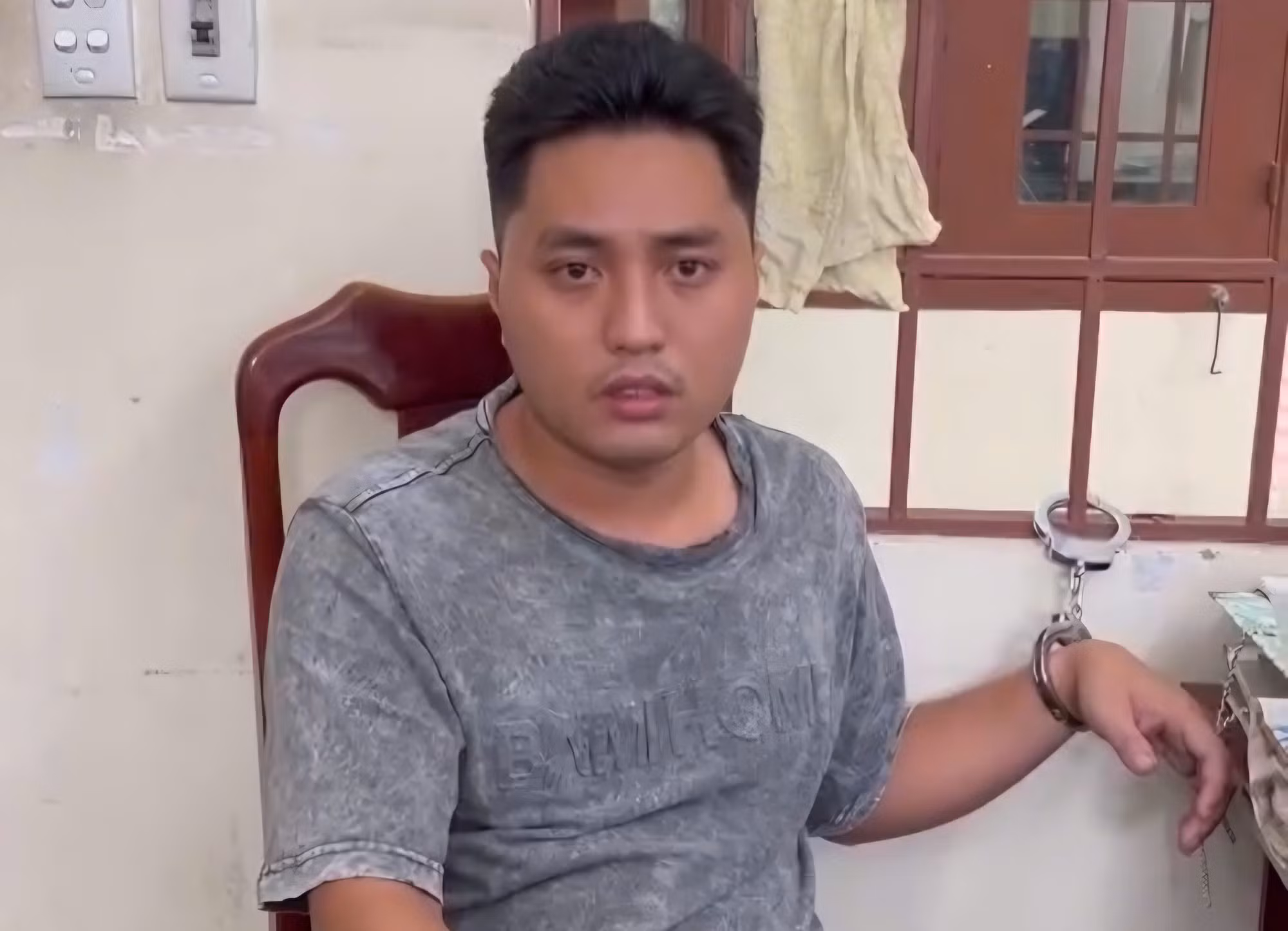 Nam thanh niên qua phà không mua vé còn chém nhân viên bến phà -0