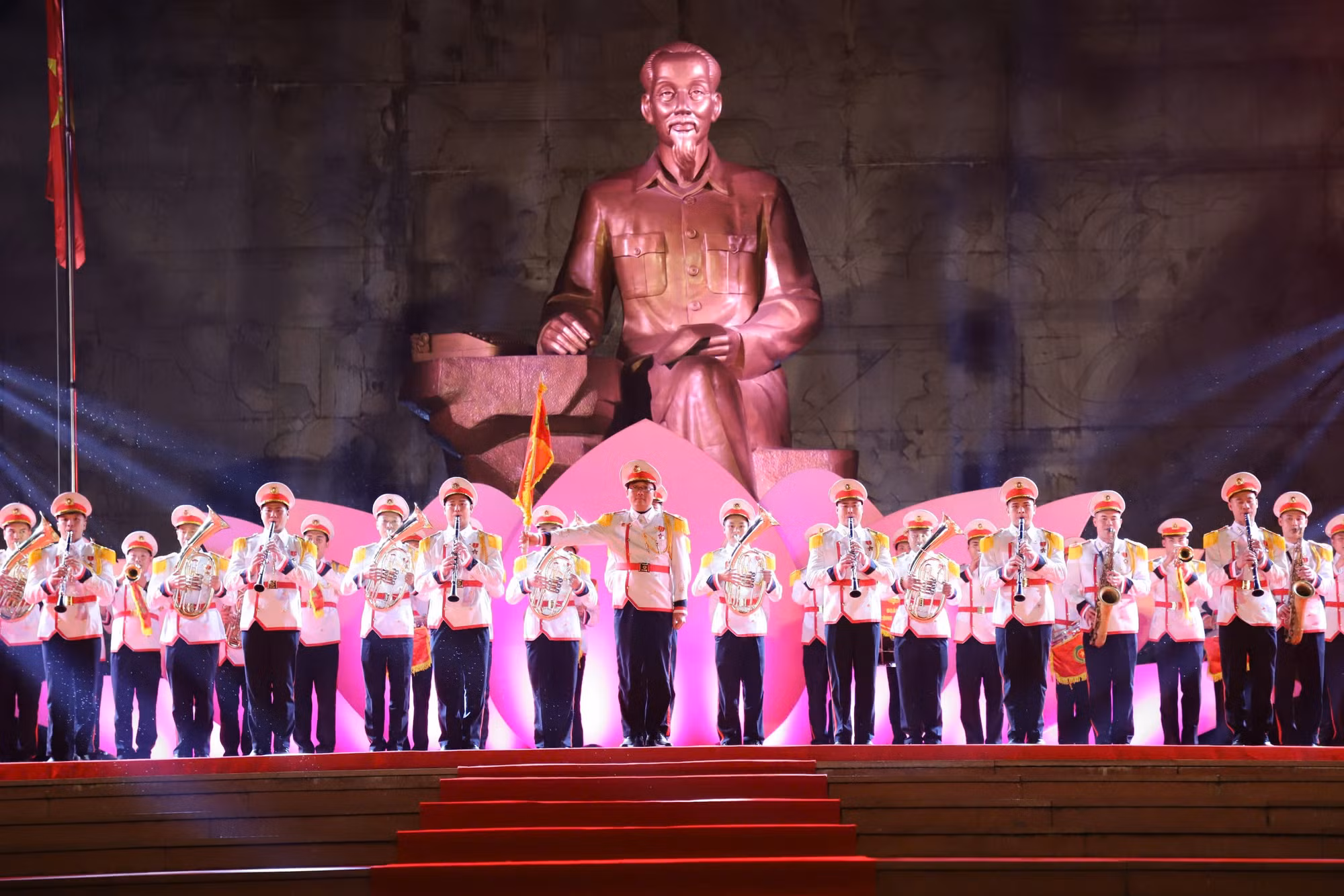 Các chiến sĩ, nghệ sĩ biểu diễn “Lời ca dâng Bác” tại Khu lưu niệm Sáu điều Bác Hồ dạy CAND -0
