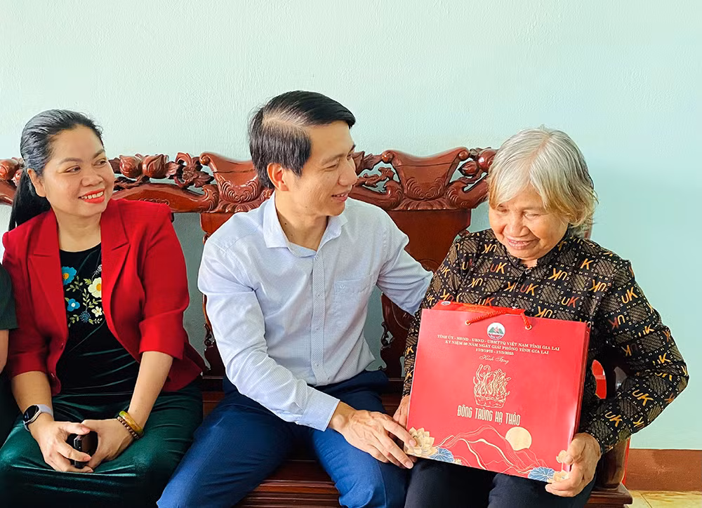 Nữ anh hùng ở ngôi làng anh hùng -0