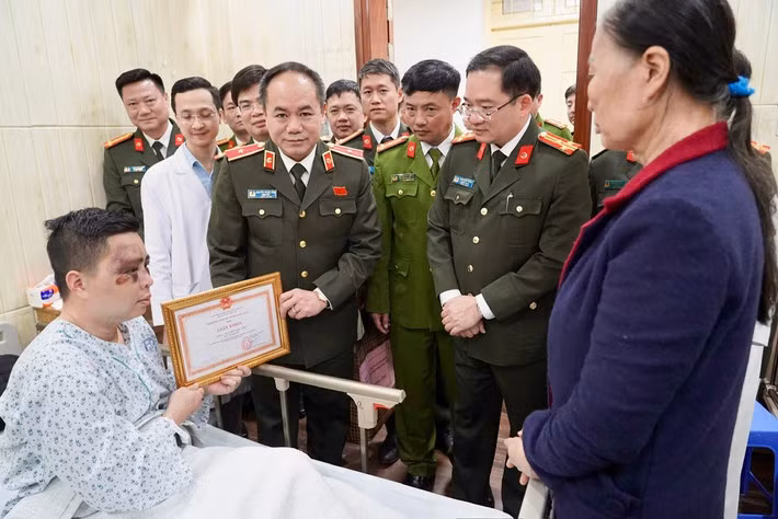 Giám đốc Công an TP Hà Nội thăm hỏi, động viên cán bộ bị thương khi làm nhiệm vụ -0