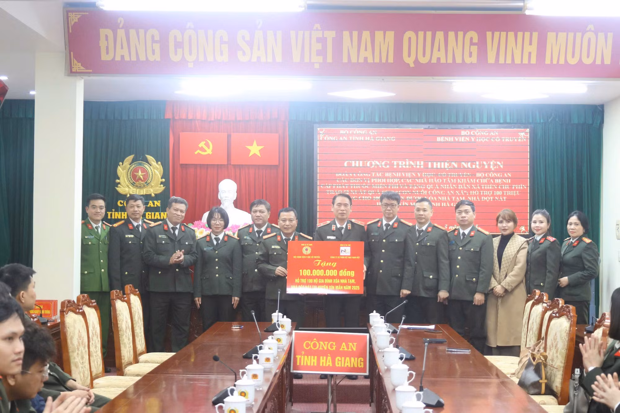 Khám bệnh miễn phí và trao quà cho bà con xã biên giới Thèn Chu Phìn tỉnh Hà Giang -0