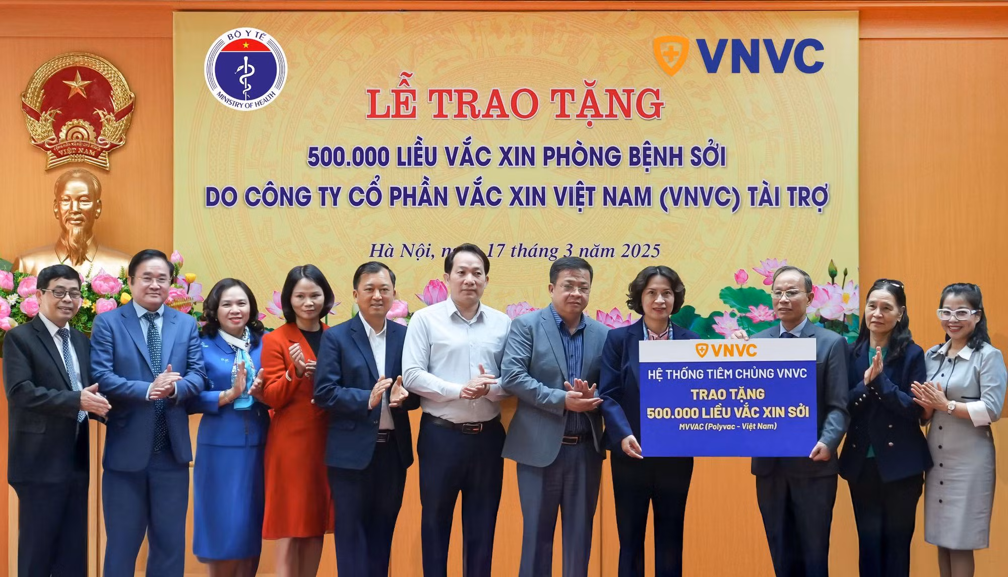 Hệ thống tiêm chủng VNVC trao nửa triệu liều vắc xin sởi hỗ trợ Bộ Y tế chống dịch -0