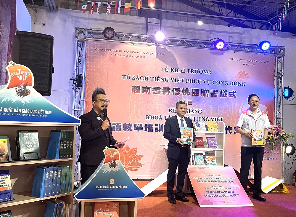 Tủ sách tiếng Việt – món quà tinh thần quý giá cho người Việt ở nước ngoài -1