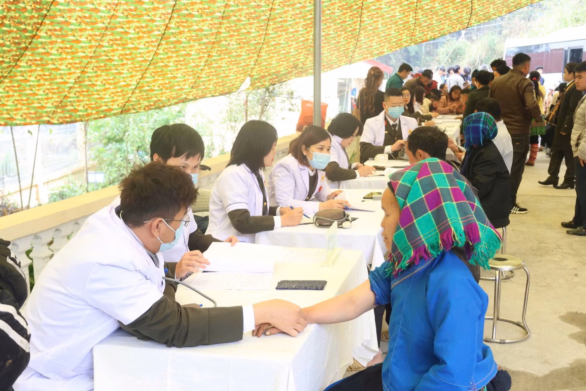 Khám bệnh miễn phí và trao quà cho bà con xã biên giới Thèn Chu Phìn tỉnh Hà Giang -0