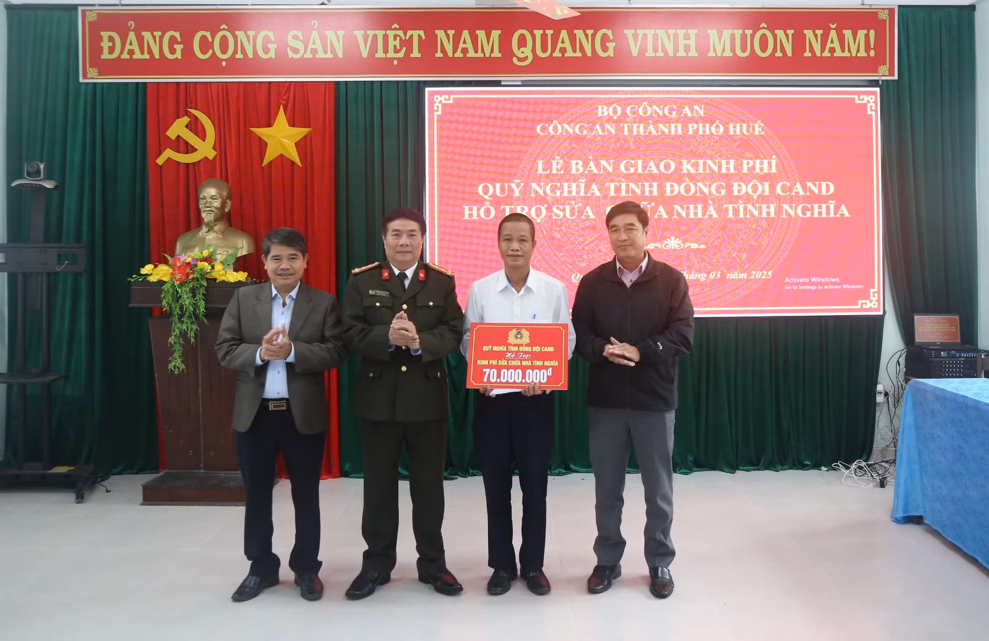 Công an TP Huế trao kinh phí sửa chữa nhà cho gia đình chính sách -0