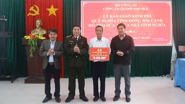 Công an TP Huế trao kinh phí sửa chữa nhà tặng gia đình chính sách