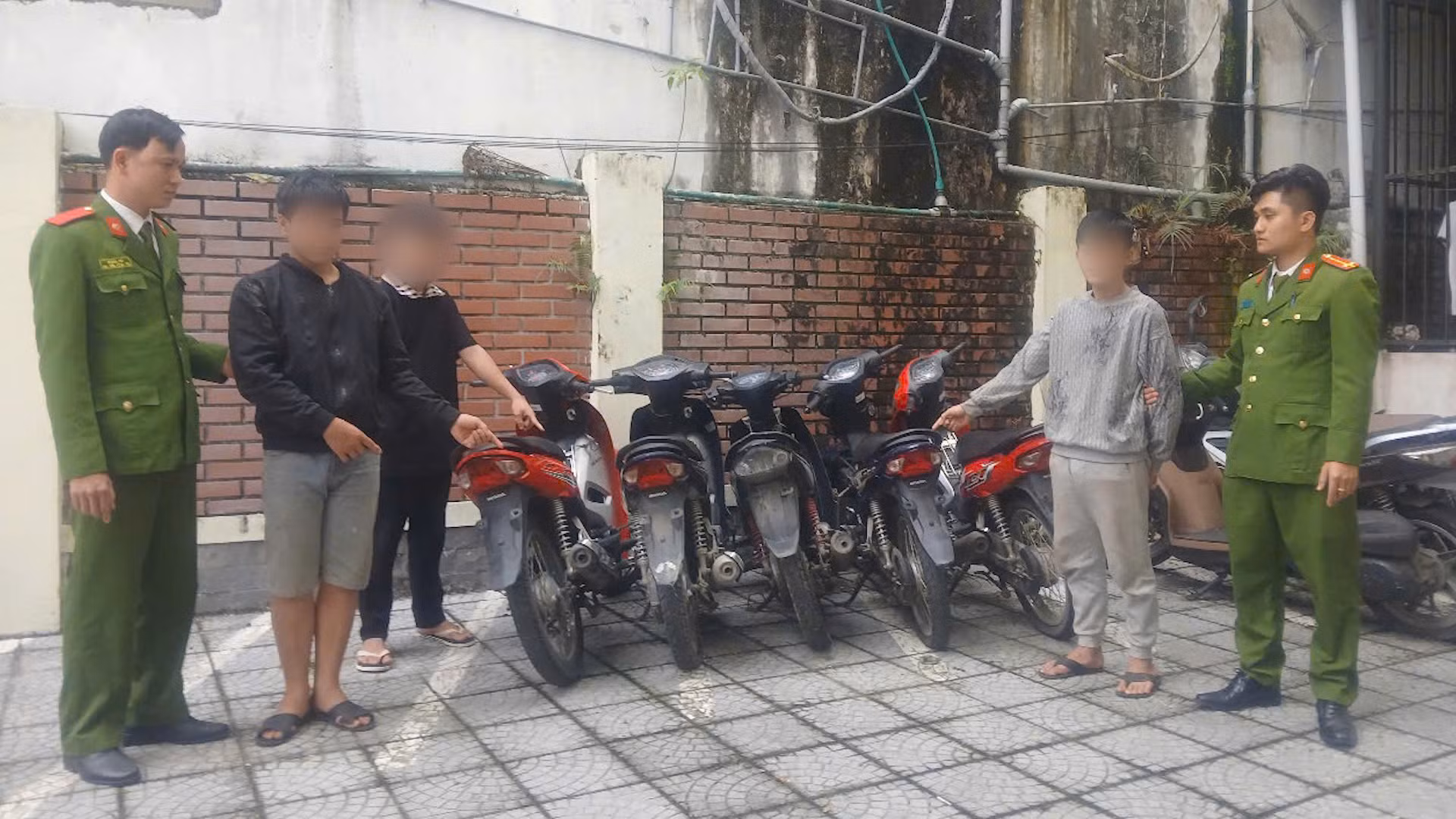 Bắt nhóm thanh, thiếu niên thực hiện hàng loạt vụ “đá xế” tại cửa hàng kinh doanh -0