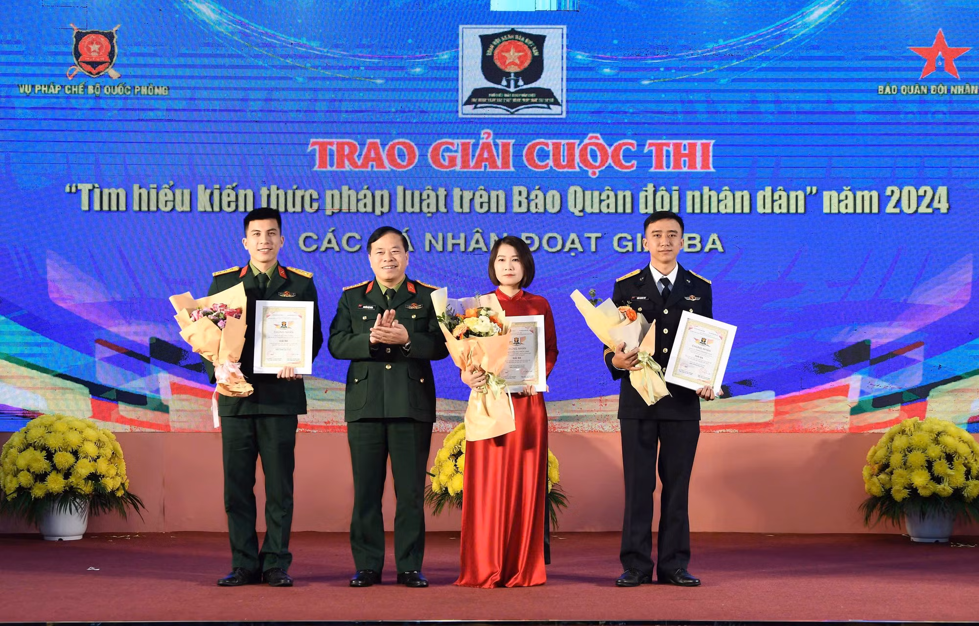 Trao giải Cuộc thi “Tìm hiểu kiến thức pháp luật trên Báo Quân đội nhân dân” -0
