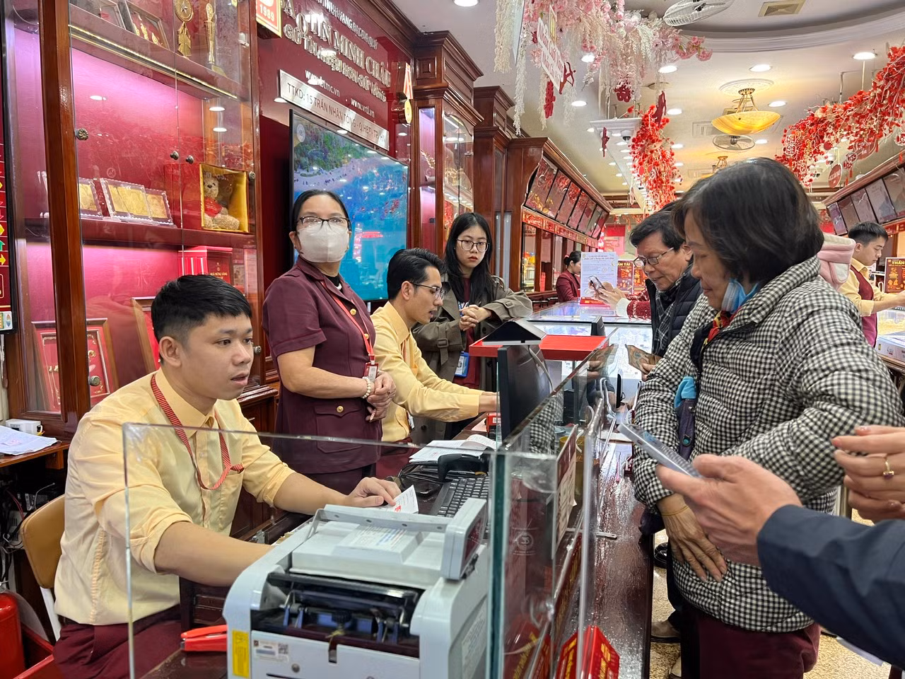 Có nên mua vàng “đón sóng” 100 triệu? -0