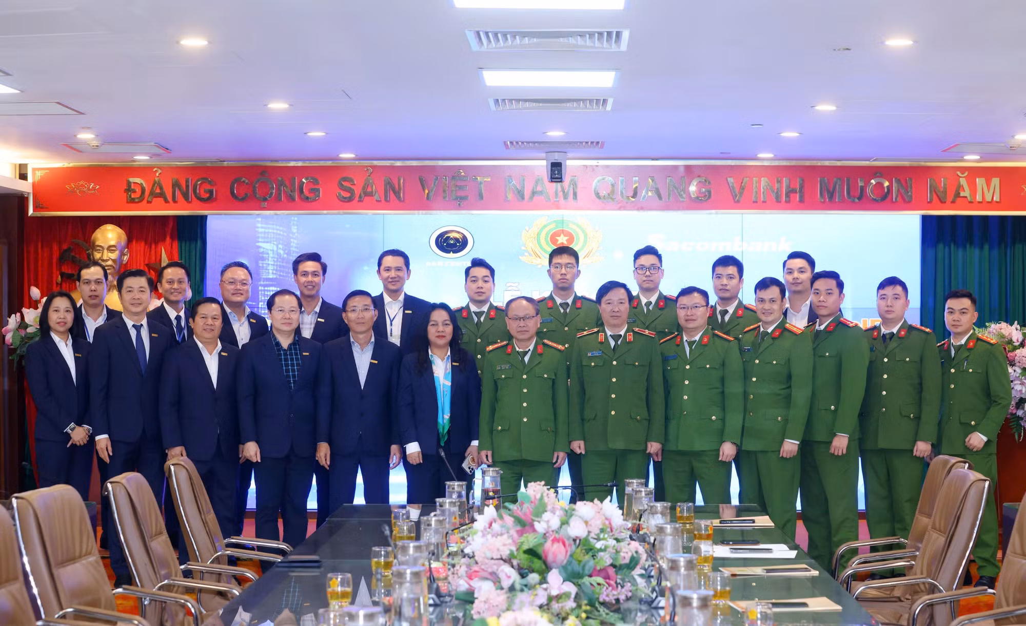 Lễ ký kết triển khai dịch vụ xác thực điện tử qua VNeID tại ngân hàng -0