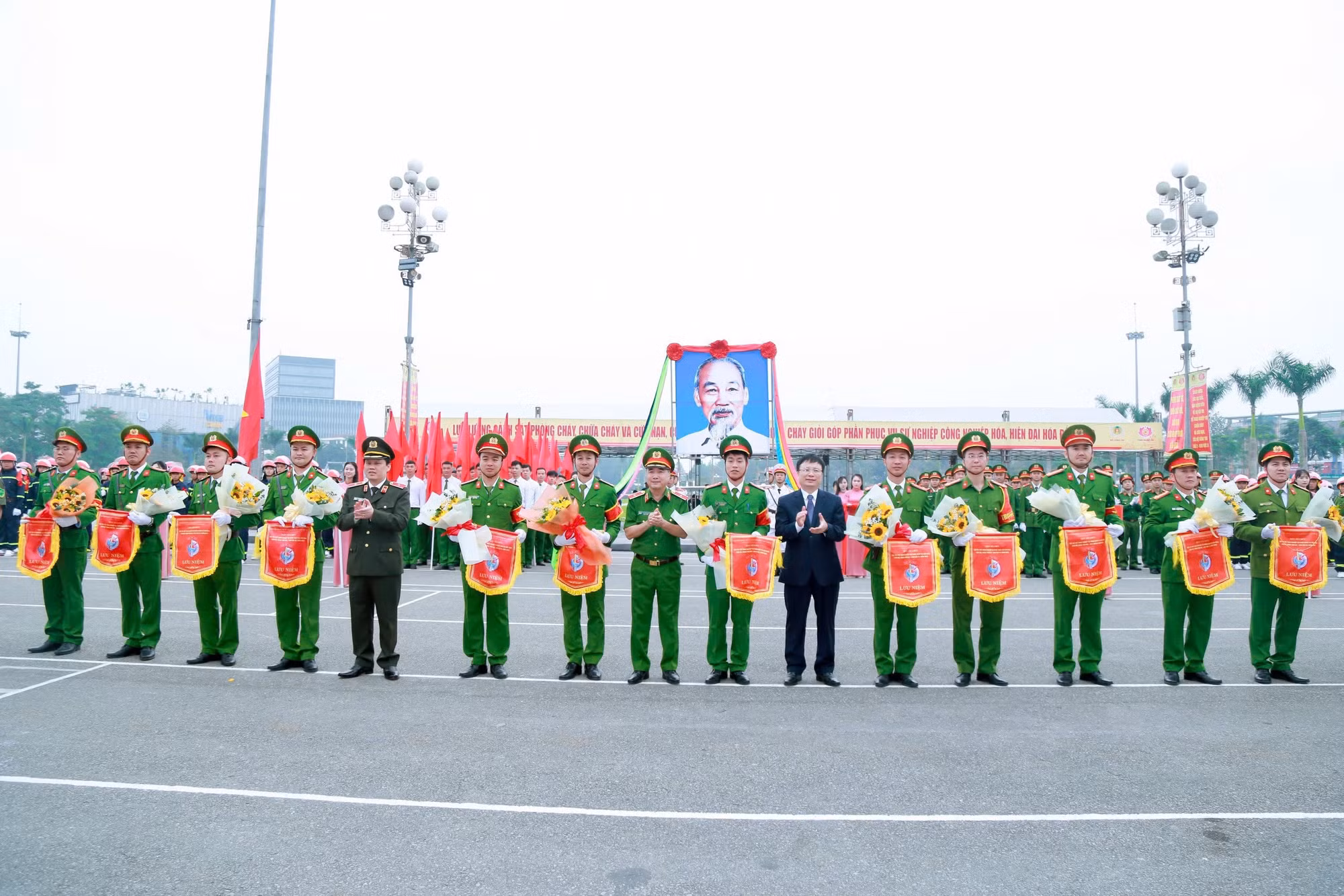 Sôi nổi Hội thi thể thao nghiệp vụ chữa cháy và cứu nạn, cứu hộ - Khu vực III -0