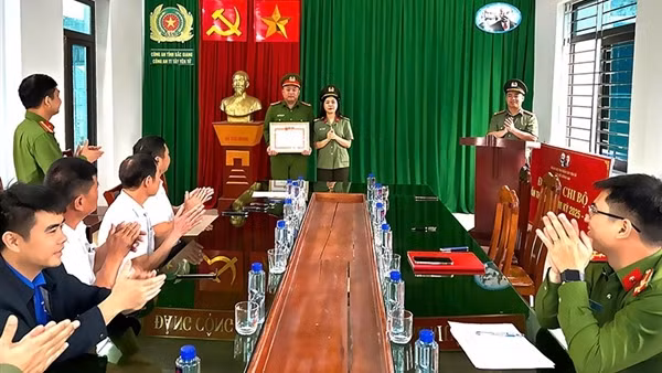 Khen thưởng Phó trưởng Công an thị trấn Tây Yên Tử nhiều lần hiến máu cứu bệnh nhân nguy kịch