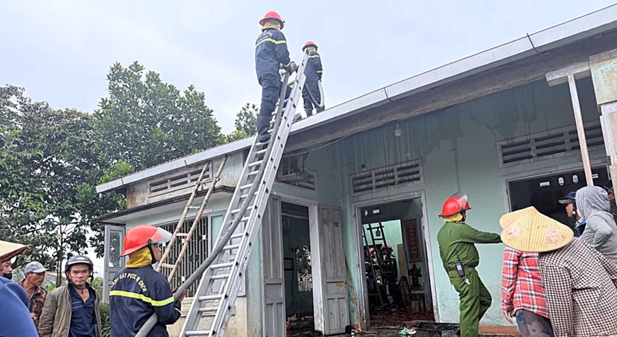 Công an xã kịp thời tham gia dập tắt đám cháy nhà người dân -0