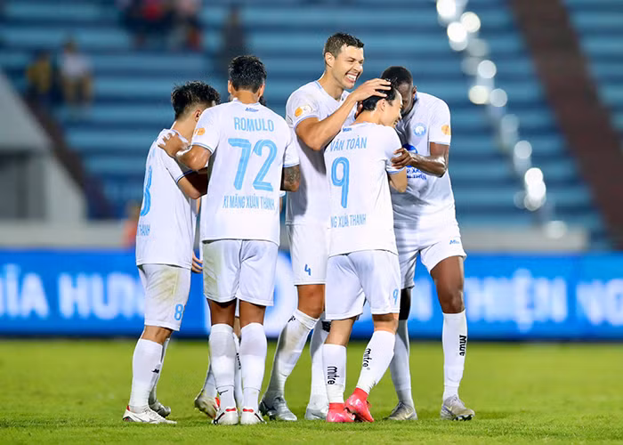 Nam Định chiếm lợi thế trong cuộc đua vô địch V.League -0