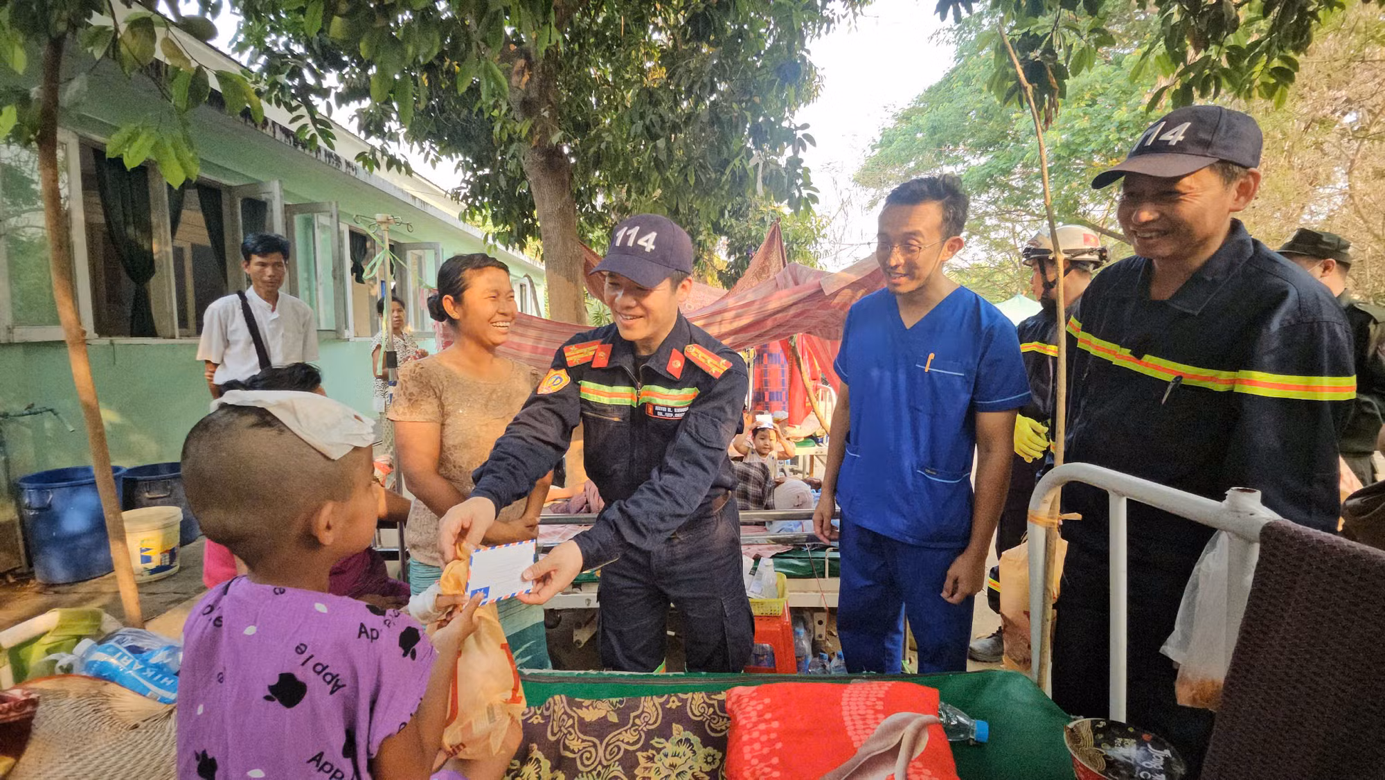 Đoàn CNCH Bộ Công an Việt Nam hỗ trợ bệnh nhân đang điều trị ở bệnh viện ở Myanmar -0
