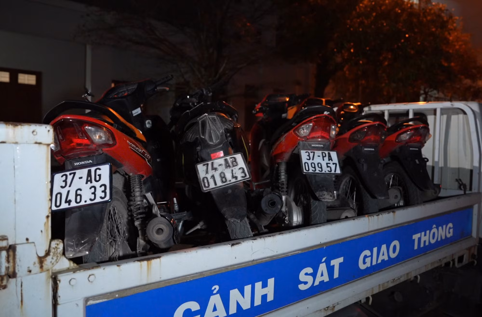 Công an Nghệ An kịp thời ngăn chặn nhóm thanh niên tụ tập đua xe trái phép -0